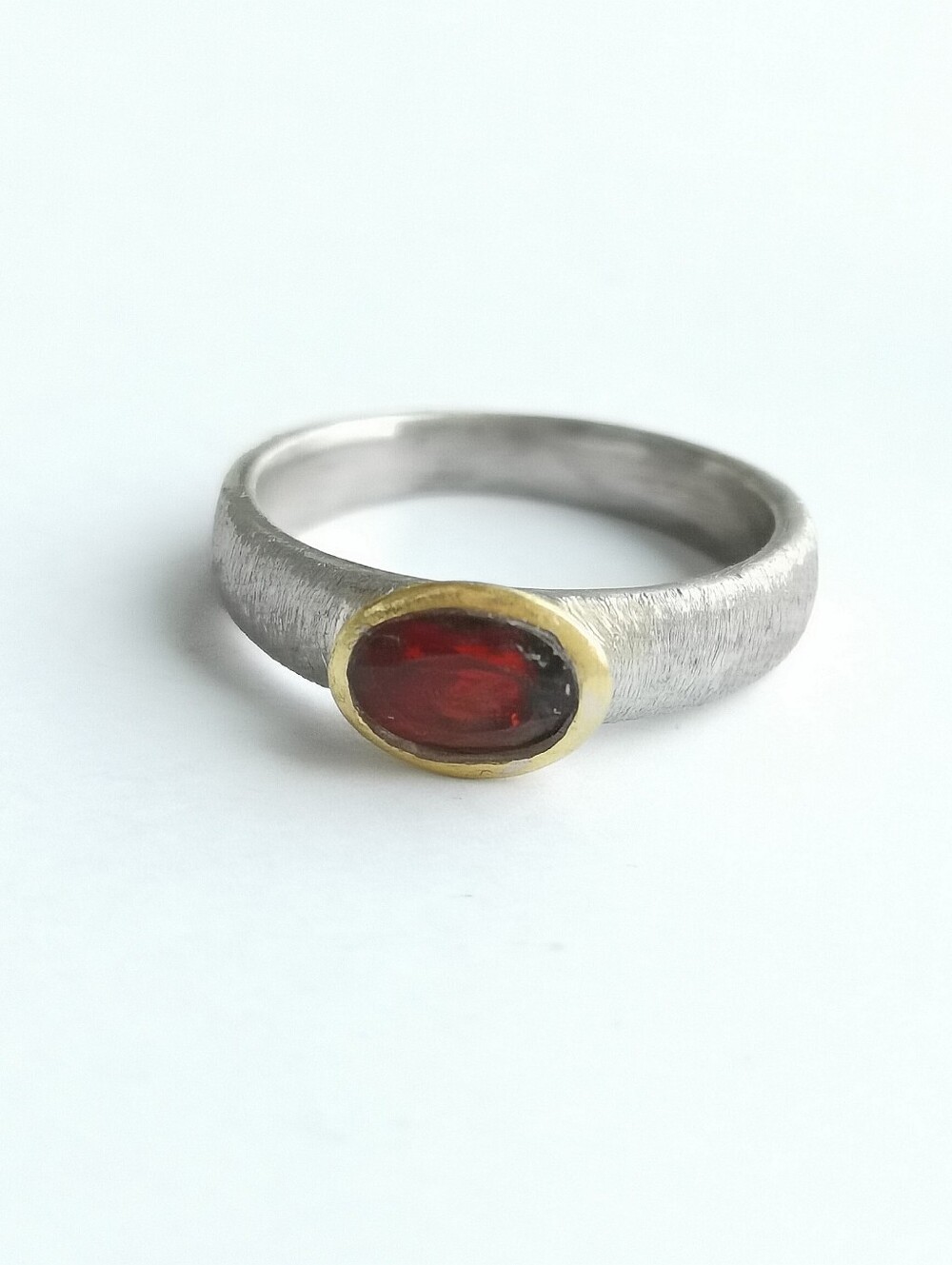 Vintage sterling silver garnet gemstone ring with 14k gold accent size 7 - Picture 3 of 6